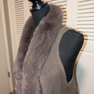 NWOT Sweater Vest With Ultra Soft Faux Fur Collar, Sleeveless Womens Size S or M